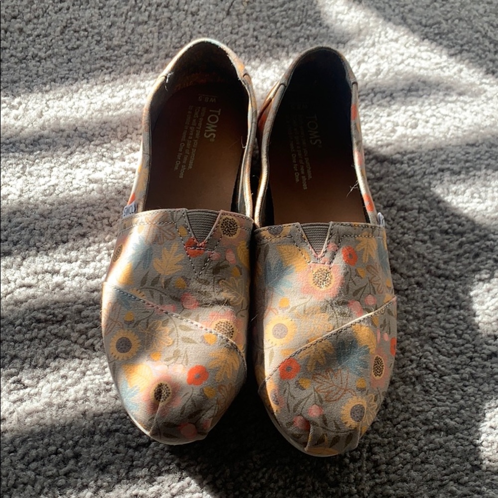 Toms in floral print